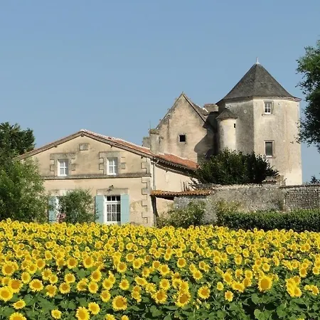 Chateau De Pernan Bed & Breakfast Avy